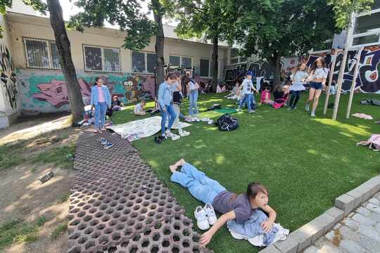 Relaxačná zóna na školskom dvore 1