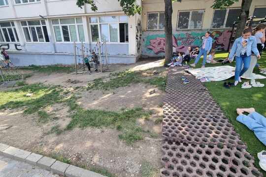 Relaxačná zóna na školskom dvore 1